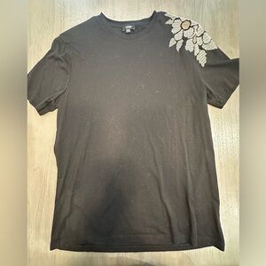 Men’s M Embroidered Tee